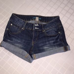 Refuge mid-waist double button shorts